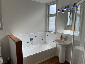 Een haardroger, handdoeken, toiletpapier