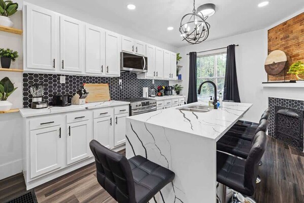 Kjøleskap, mikrobølgeovn, ovn og kokeplater