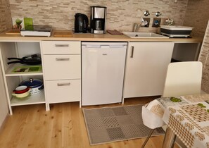 Réfrigérateur, micro-ondes, plaque de cuisson, cafetiÚre/bouilloire