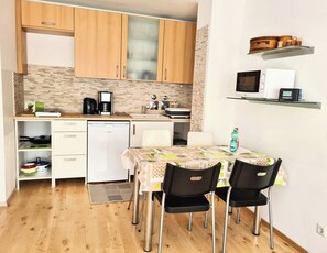 Dining - Gemütliche Ferienwohnung in Grünen Parkwohnanlage mit Balkon (Fürth)