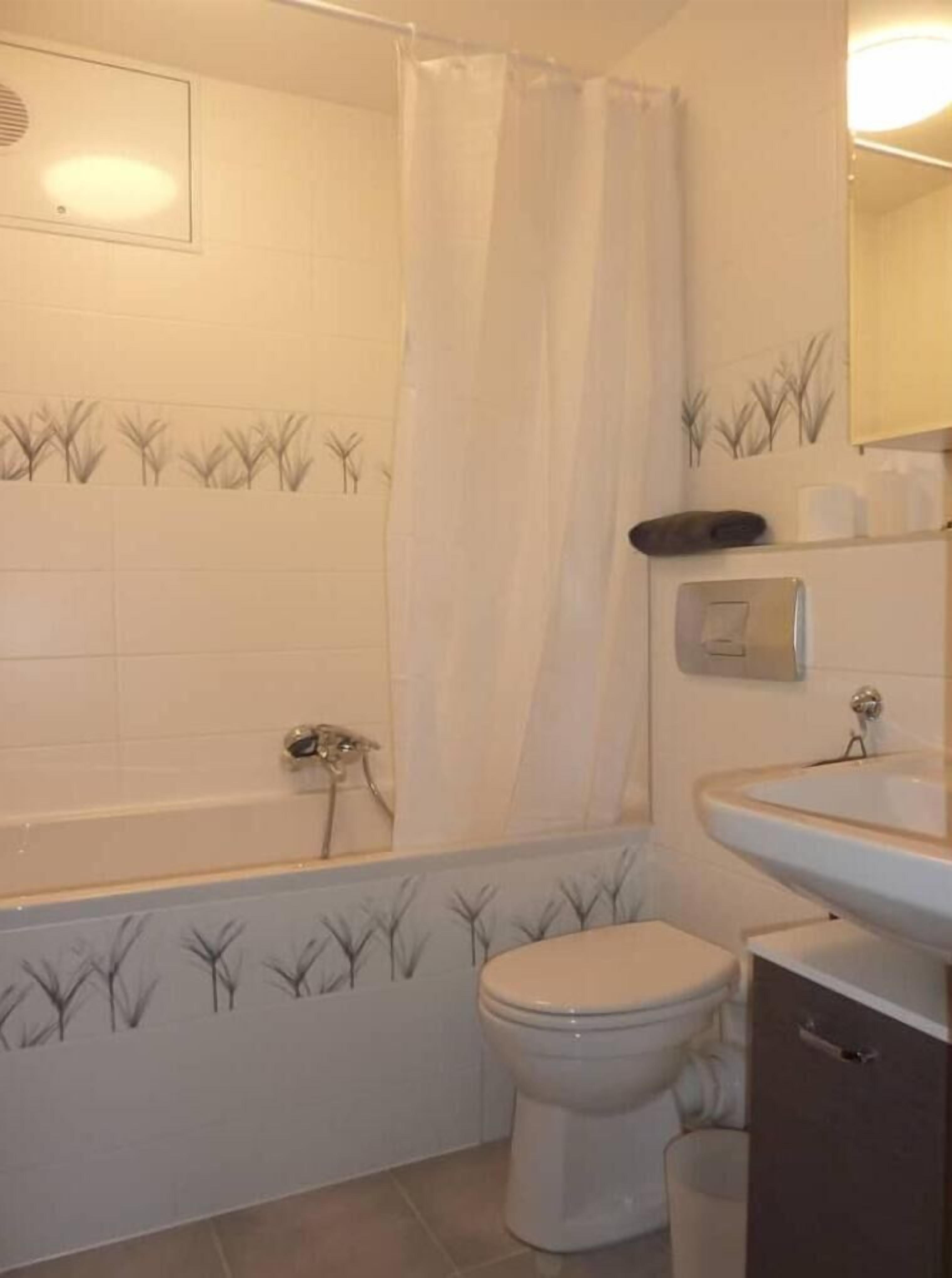 Une salle de bain avec une baignoire, des toilettes et un lavabo.