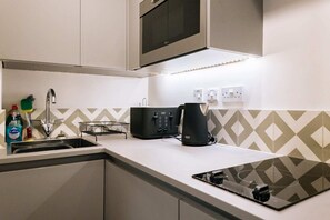 Apartamento básico | Cozinha privada | Geladeira, fogão, cooktop, chaleira elétrica