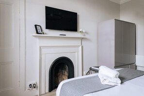 Apartamento básico | 1 dormitorio y espacio para trabajar con un portátil