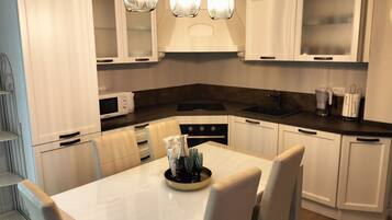 Microonde, forno, piano cottura, lavastoviglie