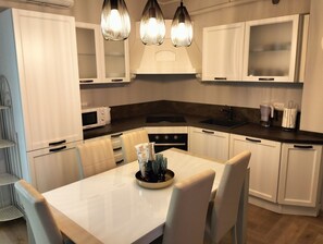 Four à micro-ondes, un four, surface de cuisson, lave-vaisselle