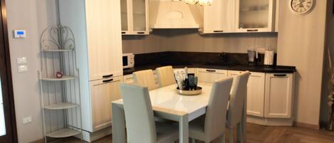 Een microgolfoven, een oven, een kookplaat, een vaatwasser