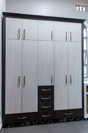 Wardrobe - Nyumbani Cottages - Kicukiro (Kigali)