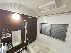 Haartrockner, Bidet, Handtücher, Seife