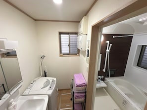 Séchoir à cheveux, bidet, serviettes fournies, savon
