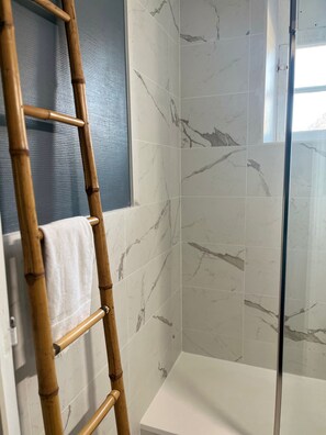 Tremannsrom – comfort, eget bad | Bad | Dusj, toalettartikler (inkludert), håndklær og toalettpapir