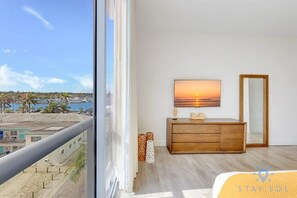 2 chambres, bureau, fer et planche à repasser, lit parapluie