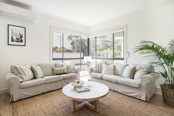 TV - Seafarers Cottage - A Dog's Dream on the Mornington Peninsula! (Capel Sound)