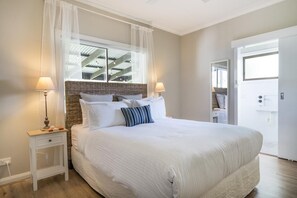 4 bedrooms, iron/ironing board, Internet, bed sheets - Seafarers Cottage - A Dog's Dream on the Mornington Peninsula! (Capel Sound)