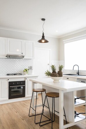 Fridge, microwave, oven, stovetop - Seafarers Cottage - A Dog's Dream on the Mornington Peninsula! (Capel Sound)