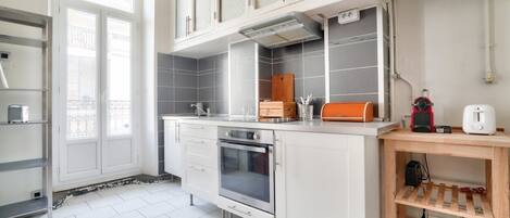 ثلاجة، ميكروويف، فرن، موقد طهي مسطح