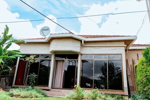 ด้านหน้าที่พัก