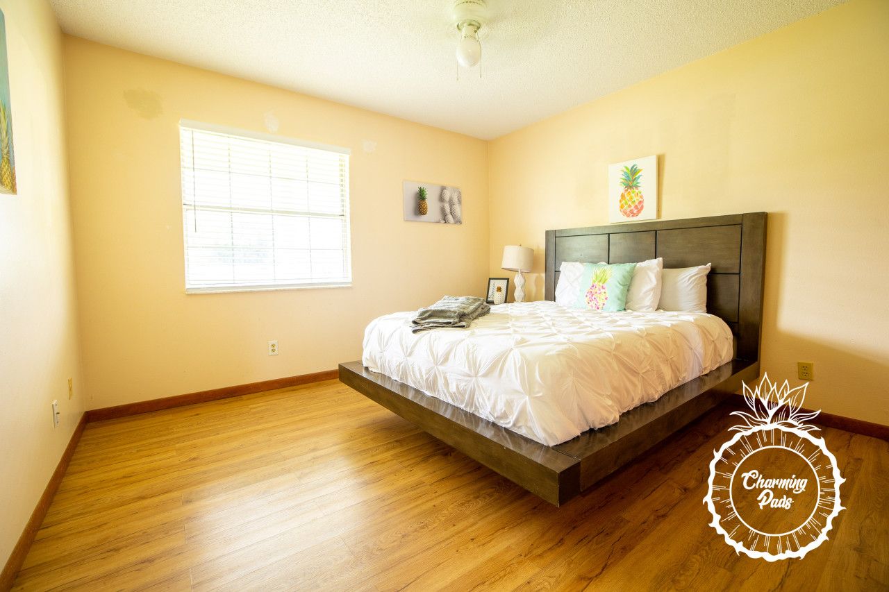 Quarto com uma cama, janela e ventilador de teto.