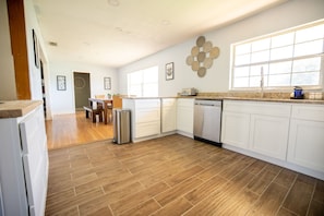 Private kitchen - Winter Park Charmer - Heated Pool Home - Close to everything (Winter Park)