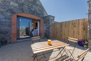 Outdoor dining - Coach House Cottage on the shores of Lough Corrib (Galway)