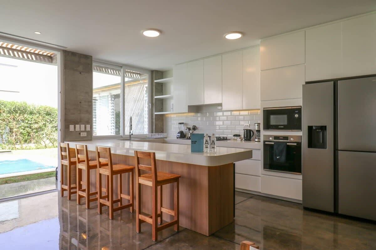 Geladeira, micro-ondas, fogão, cooktop