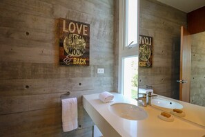 シャワー、ヘアドライヤー、タオル