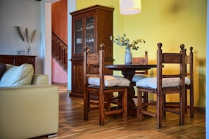 Basic Villa | Dining room