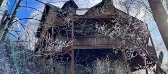 3 Bedroom + 2.5 Bath Beautiful Log Cabin with Fireplace + Stunning Mountain Views!