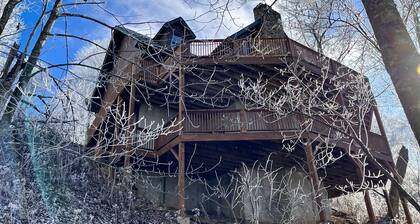 3 Bedroom + 2.5 Bath Beautiful Log Cabin with Fireplace + Stunning Mountain Views!