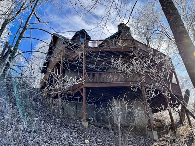 3 Bedroom + 2.5 Bath Beautiful Log Cabin with Fireplace + Stunning Mountain Views!