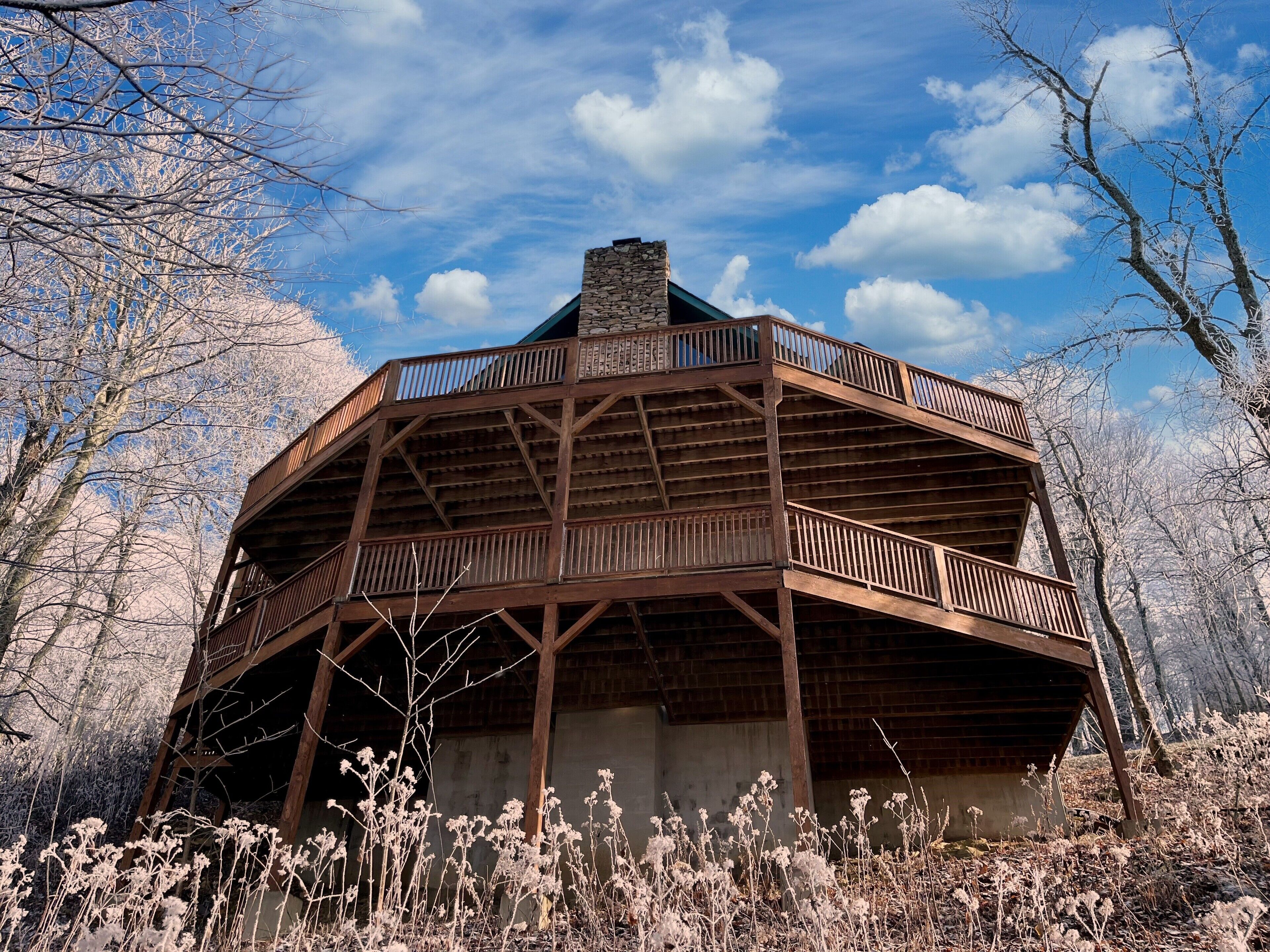 3 Bedroom + 2.5 Bath Beautiful Log Cabin with Fireplace + Stunning Mountain Views!