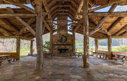 3 Bedroom + 2.5 Bath Beautiful Log Cabin with Fireplace + Stunning Mountain Views!