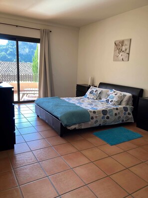 1 chambre, fer et planche à repasser, lit de bébé portatif