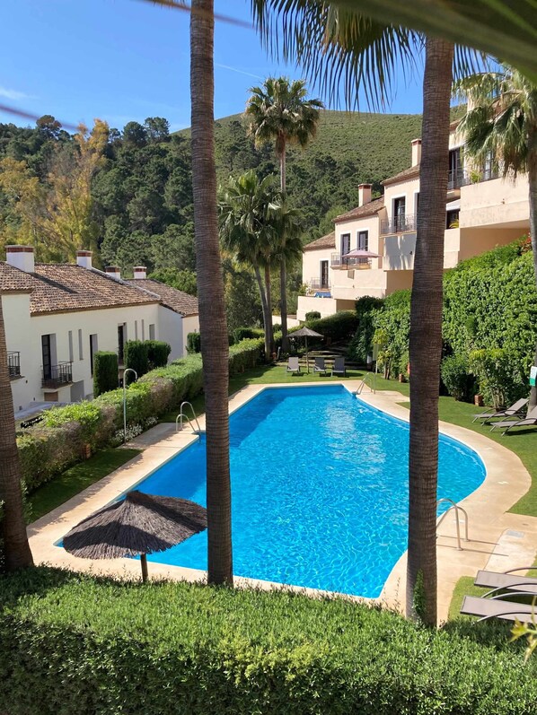 Indoor pool, a heated pool - El Casar Apartments, Benahavis (Benahavis)