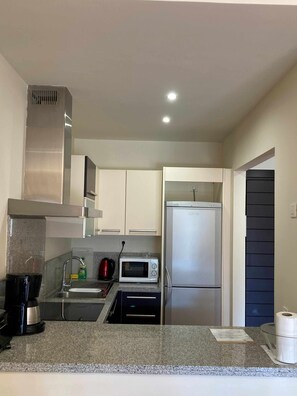 Fridge, microwave, oven, coffee/tea maker - El Casar Apartments, Benahavis (Benahavis)