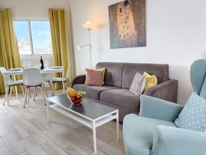 TV - Club Maritimo Front line Beach Apartments (Fuengirola)