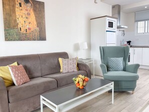 TV - Club Maritimo Front line Beach Apartments (Fuengirola)