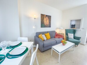 TV - Club Maritimo Front line Beach Apartments (Fuengirola)