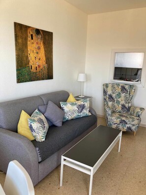 TV - Club Maritimo Front line Beach Apartments (Fuengirola)