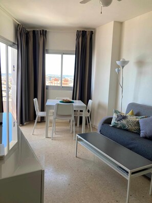 TV - Club Maritimo Front line Beach Apartments (Fuengirola)