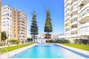 Pool - Club Maritimo Front line Beach Apartment (Fuengirola)
