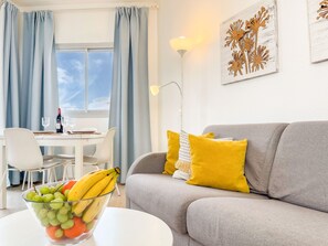 TV - Club Maritimo Front line Beach Apartments (Fuengirola)
