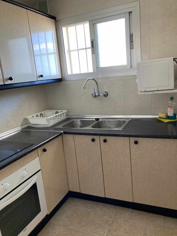 Jääkaappi, mikroaaltouuni, uuni, kahvin-/teenkeitin