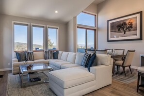 TV, fireplace, stereo - Book for Ski! Updated Snowcreek Townhome with Mountain Views and Fireplace! (Mammoth Lakes)