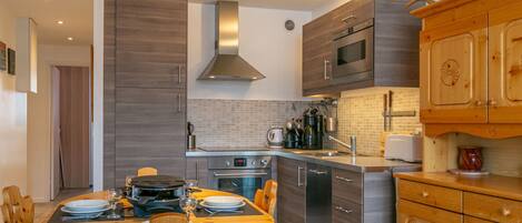 Réfrigérateur, four à micro-ondes, un four, surface de cuisson