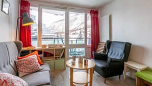 TV - Cozy 3-Room Ski-In Apartment for 6 in La Daille, Val d'Isère with Balcony and Parking (Val-d'Isère)