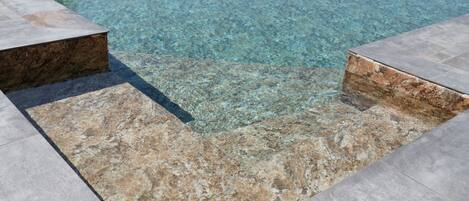 Een verwarmd zwembad