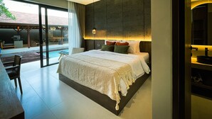 Une chambre moderne avec un grand lit, une vue sur l’extérieur et un coin repas donnant sur une piscine.