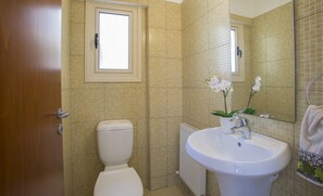 Bathroom - Soothing Sunset Villa, 200m to the Beach (Pervolia)
