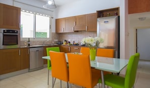 Villa royale | Cuisine privée | Réfrigérateur, four à micro-ondes, un four, surface de cuisson