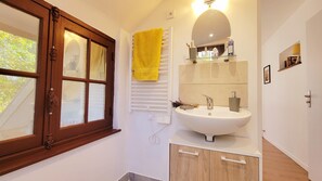 Shower, toilet paper - Maison de Charme au Calme (Villeneuve-sur-Bellot)